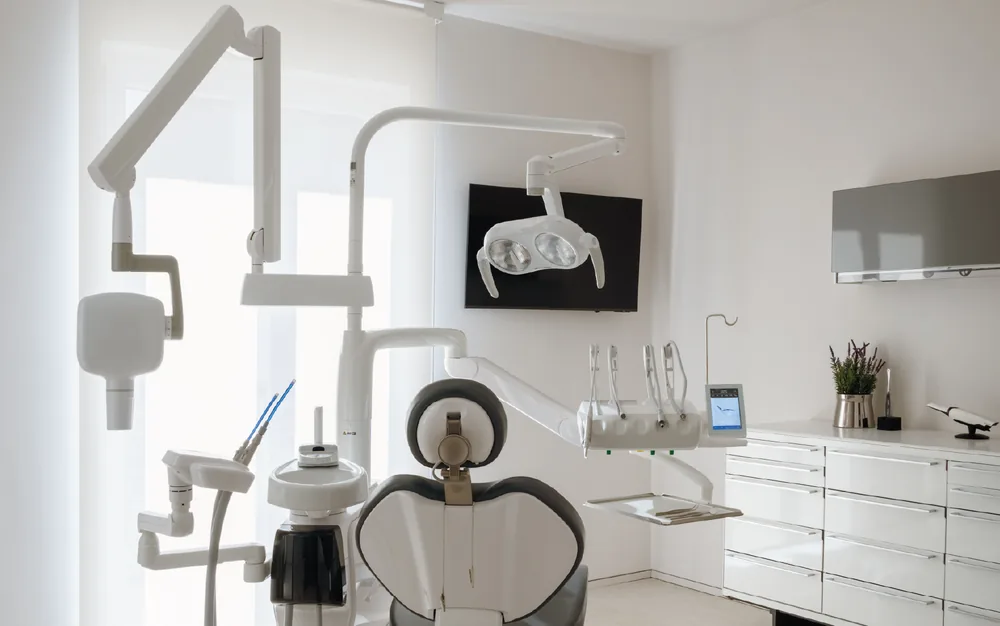 Sala operativa con riunito odontoiatrico